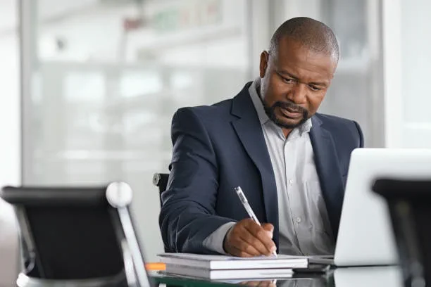 Manager taking notes during an analysis exercise