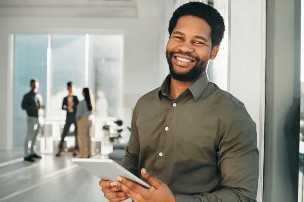 Professionnel au travail dans un environnement institutionnel