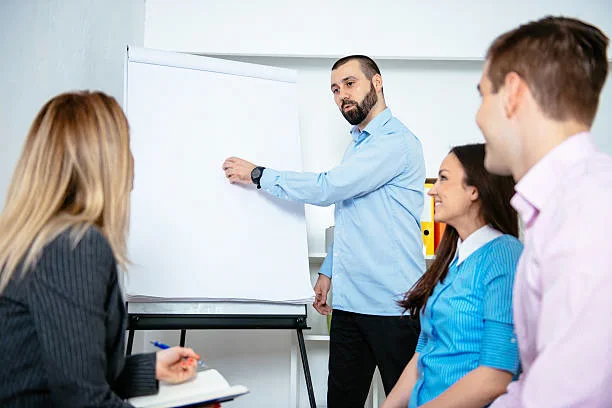 Séance de formation animée devant un paperboard